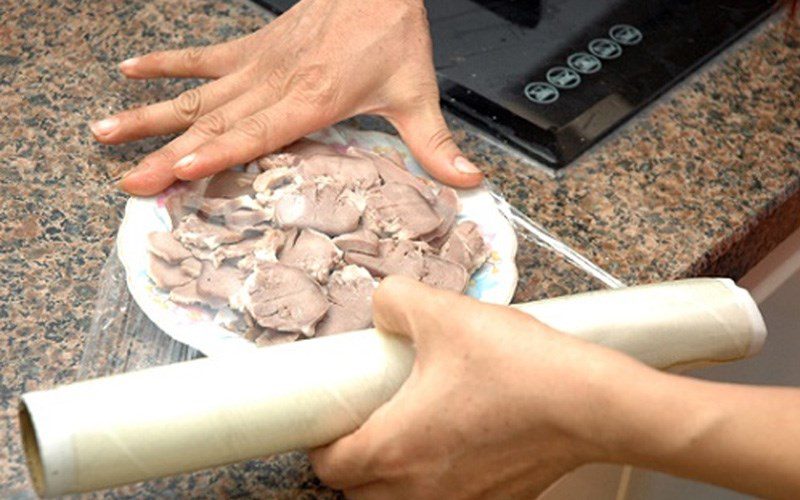 Dùng màng bọc thực phẩm bọc kín rồi cho vào tủ lạnh 