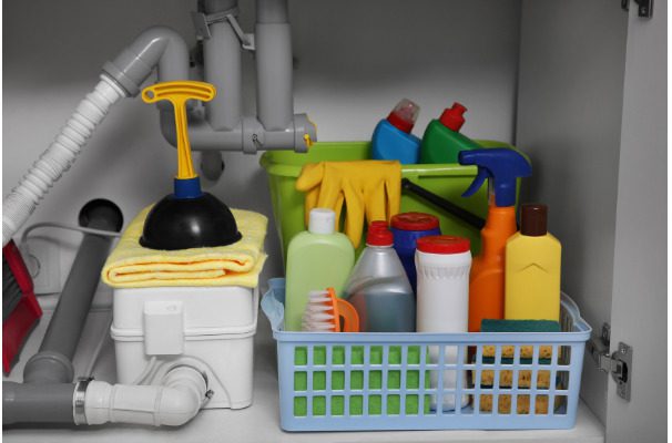 dưới bồn rửa tổ chức