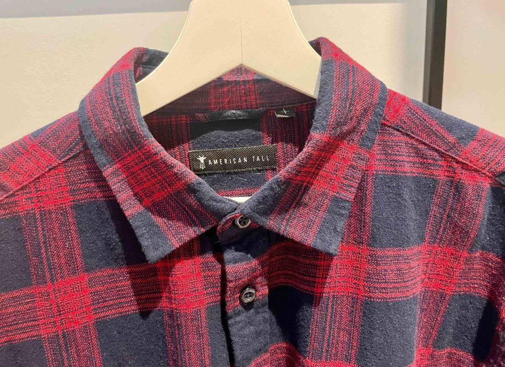 đây là hình ảnh chiếc áo sơ mi được cài đúng nút khi treo lên