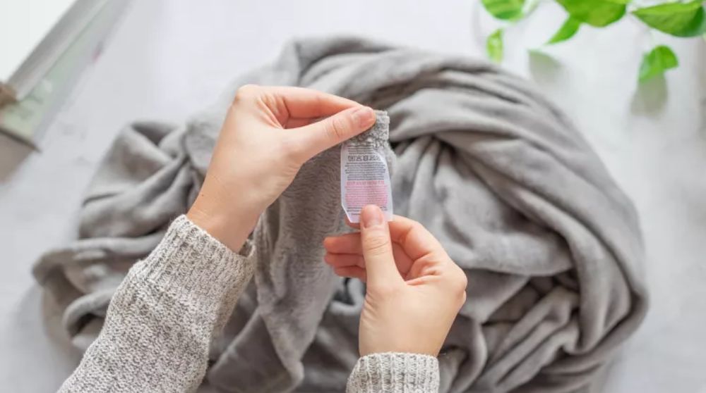 đọc nhãn chăm sóc trên chăn lông cừu