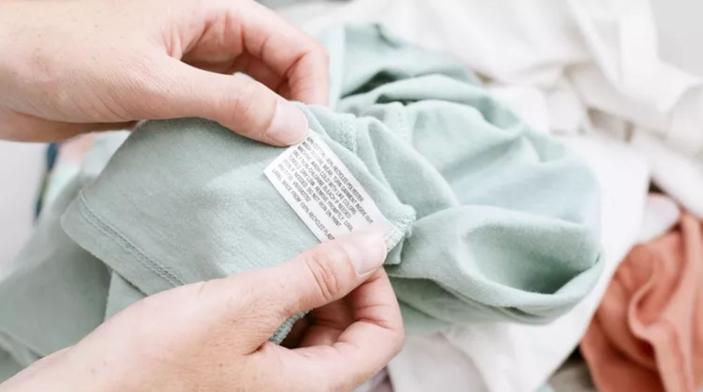 đọc nhãn chăm sóc và phân loại quần áo