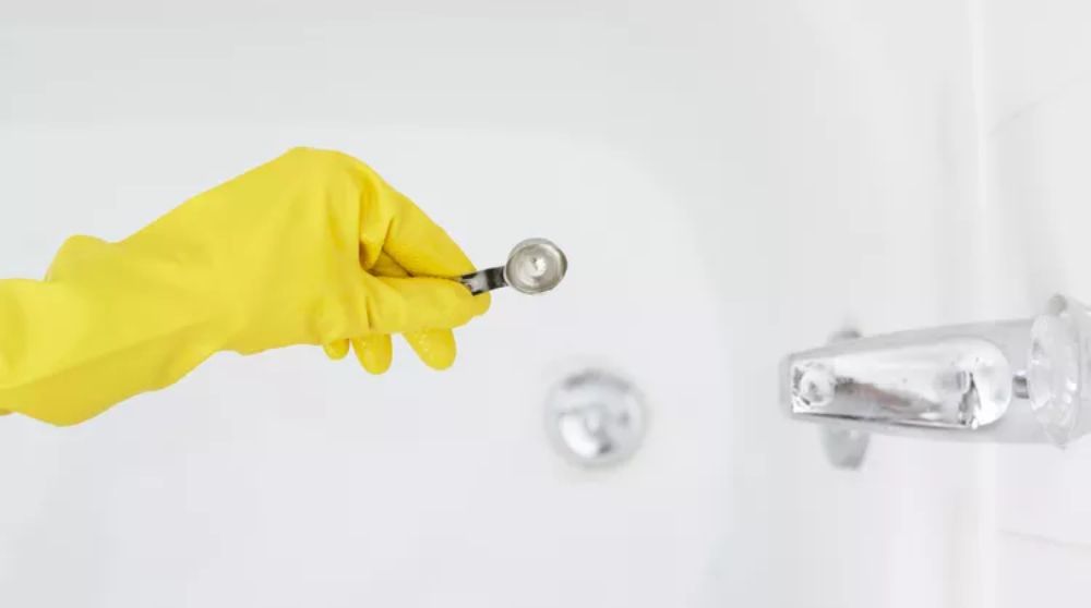 thêm chất tẩy rửa vào bồn tắm