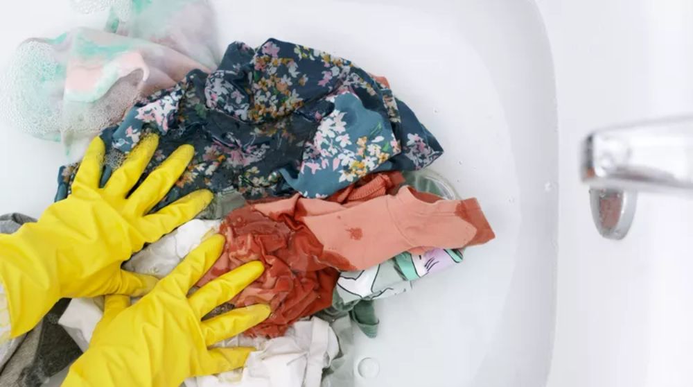 Ngâm quần áo khoảng 15 phút trong bồn tắm