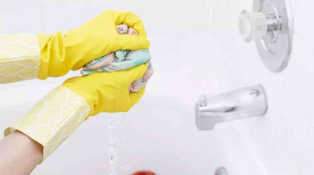 vắt bớt nước ra khỏi quần áo