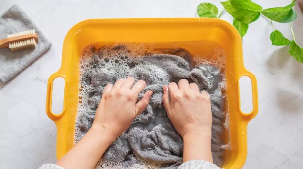 Ngâm chăn lông cừu ngập trong nước