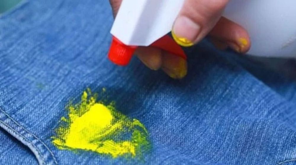 Cách tẩy màu acrylic dính trên quần áo