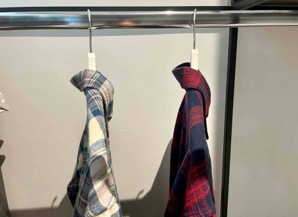 đây là bức ảnh về khoảng trống thích hợp giữa hai chiếc áo sơ mi treo