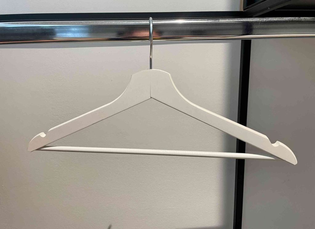 đây là hình ảnh một chiếc móc treo thích hợp để treo áo sơ mi