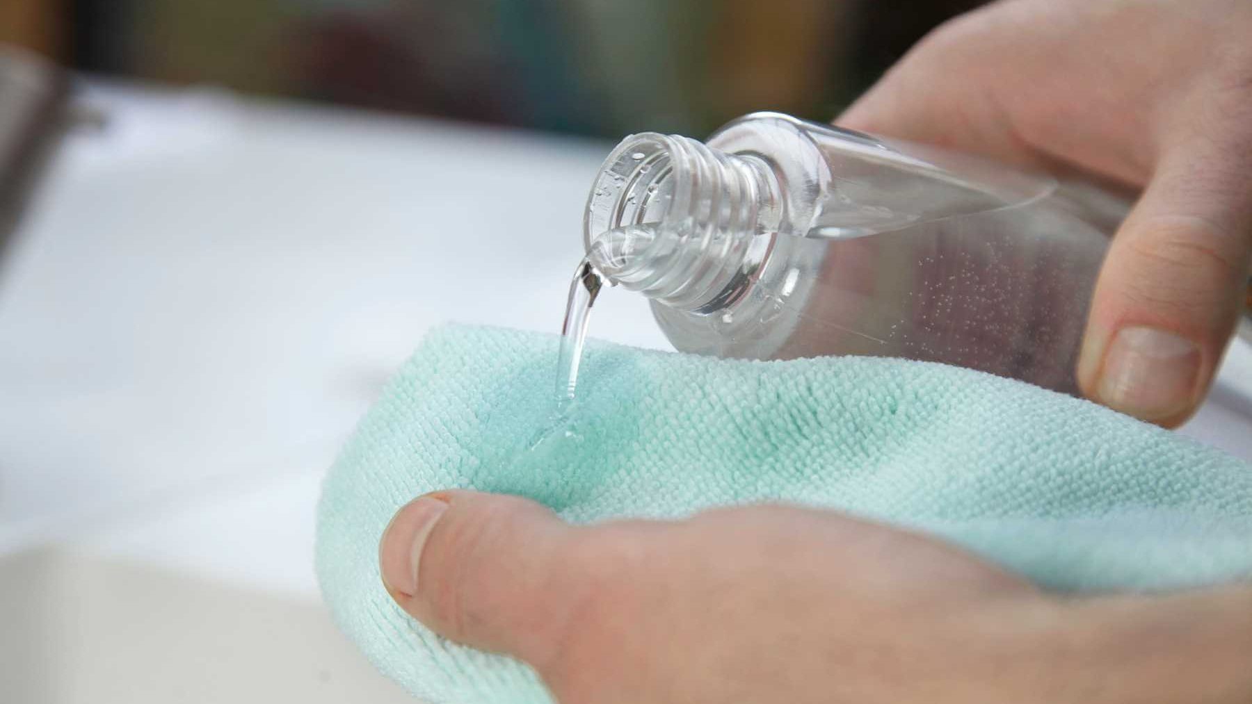 dùng oxy già thấm ra vải để chấm lên vết bẩn