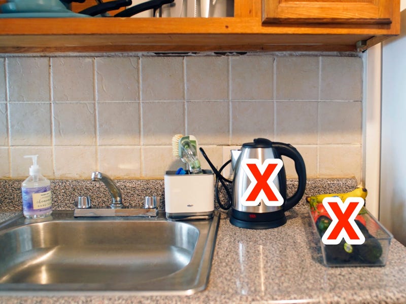 quầy bếp lộn xộn