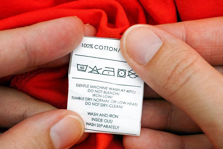 Trước khi giặt bạn nên đọc kỹ thông tin vải trên quần áo
