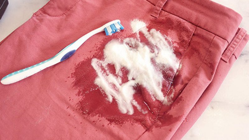 Cách tẩy vết cỏ bằng Baking Soda