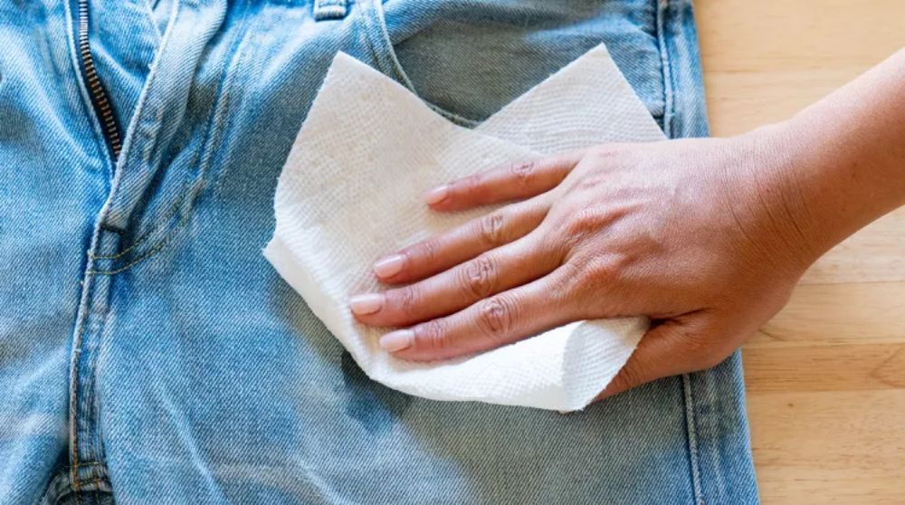 Loại bỏ dầu mỡ thừa băng khăn giấy