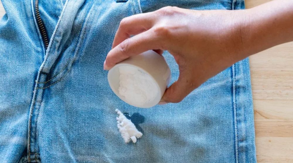 tiếp tục loại bỏ dầu mỡ, nhớt thừa bằng baking soda