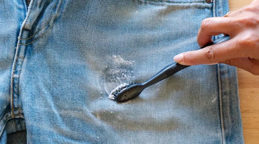 tẩy vết dầu mỡ, nhớt bằng xà phòng