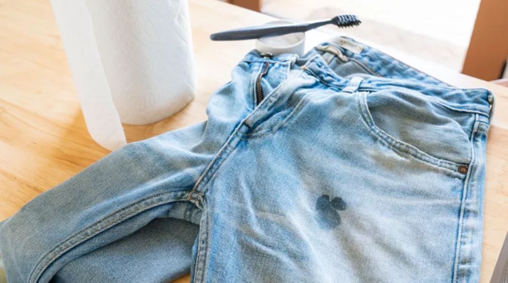 cách tẩy vết dầu mỡ, nhớt trên quần jean