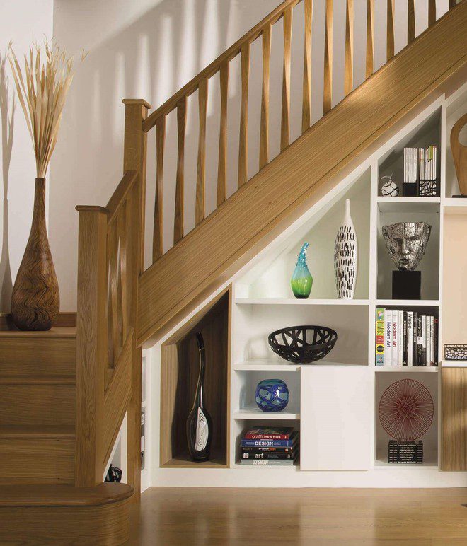 Cách lưu trữ ở gầm cầu thang phòng khách vừa tiện vừa đẹp