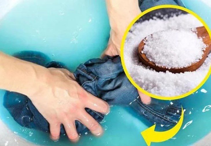 Bạn ngâm quần áo mới với nước muối trong vài giờ và giặt lại bằng xà phòng để tránh bị phai màu