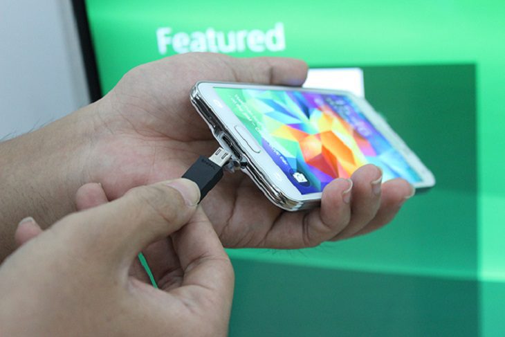 Ghép nối đầu nhỏ nhất của cáp vào điện thoại.