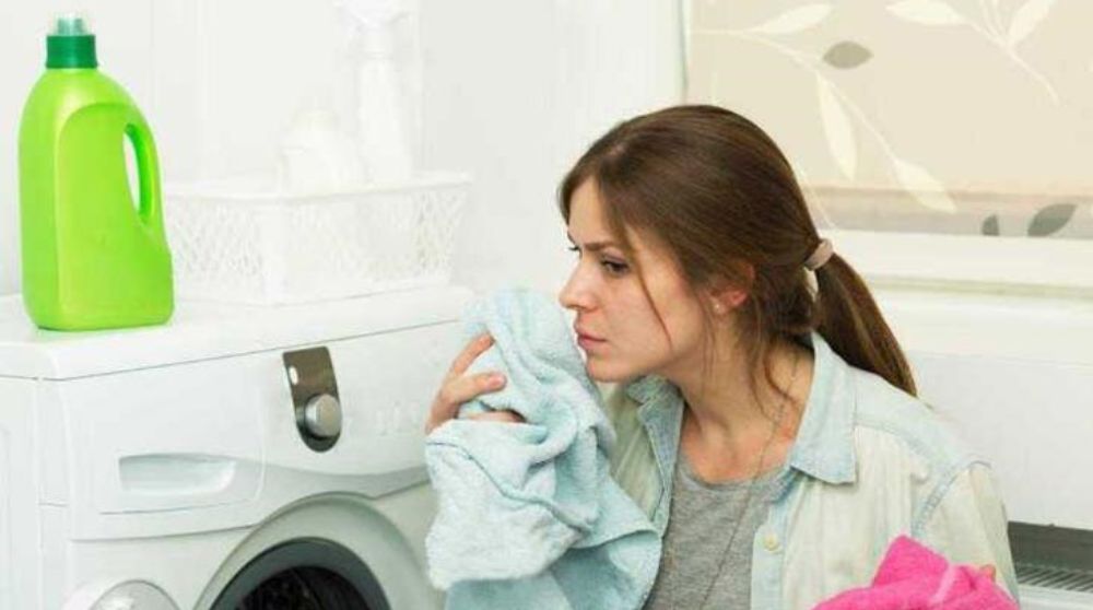 Có nên để quần áo lâu trong máy giặt