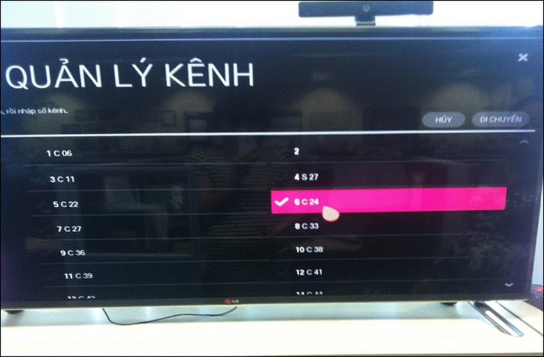chọn kênh cần chuyển khi thực hiện cách sắp xếp kênh tivi LG hệ điều hành WebOS 2014