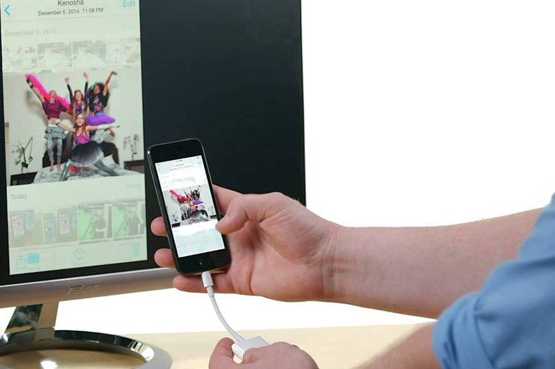 Cắm bộ chuyển đổi của Apple vào iPhone