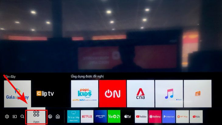 Trên tivi, bạn di chuyển qua để tìm chọn đến mục APPS  Trên tivi, bạn di chuyển qua để tìm chọn đến mục APPS