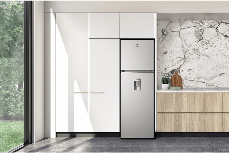 Tủ lạnh Electrolux ETB3740K-A thiết kế hiện đại, kết hợp hài hoà vưới gam màu bạc tinh tế