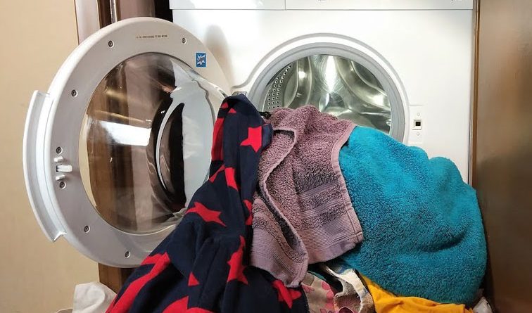 bỏ bớt quần áo khỏi máy giặt lg để sửa lỗi máy kêu to