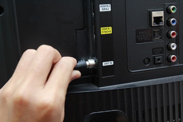 Lắc nhẹ đầu cáp kết nối với màn hình ở cổng ANT IN khi tivi bị sọc