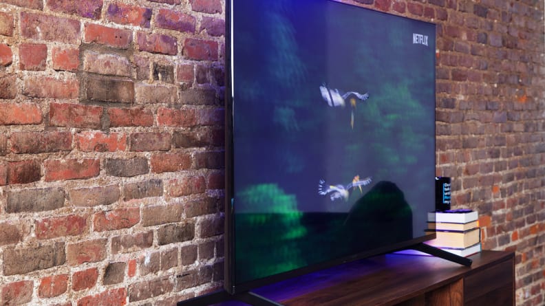 So sánh Samsung Q60B và Sony X80K về thiết kế