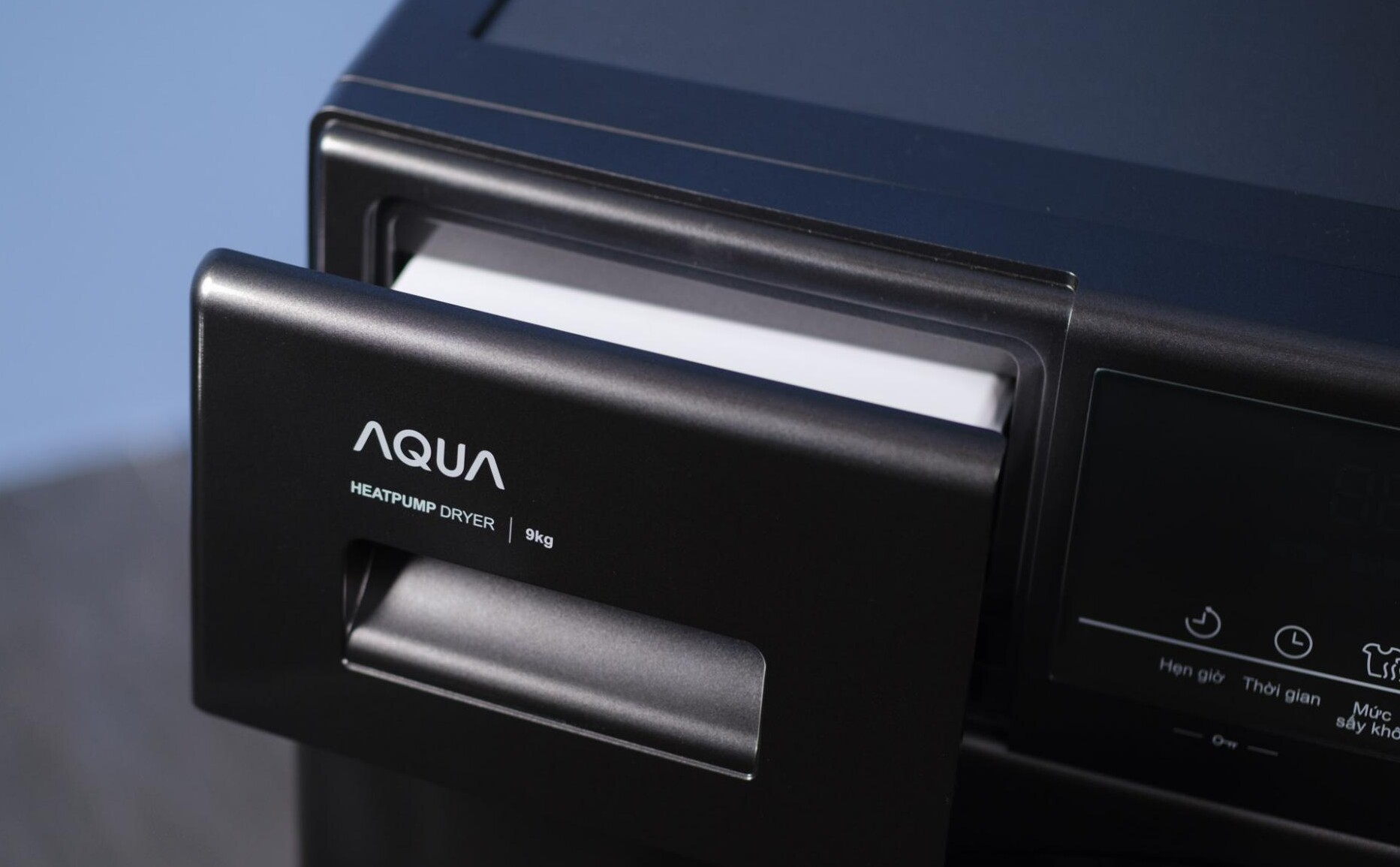 vị trí ngăn chứa nước máy sấy Aqua bơm nhiệt