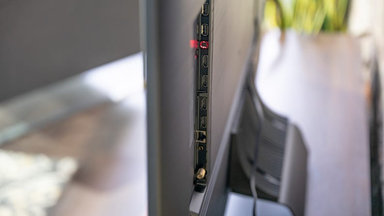 Cận cảnh các cổng HDMI ở mặt sau của bảng điều khiển của Samsung QN90B