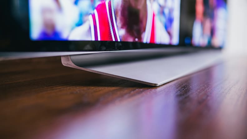 Cận cảnh chân đế của LG C1 nhìn từ bên cạnh