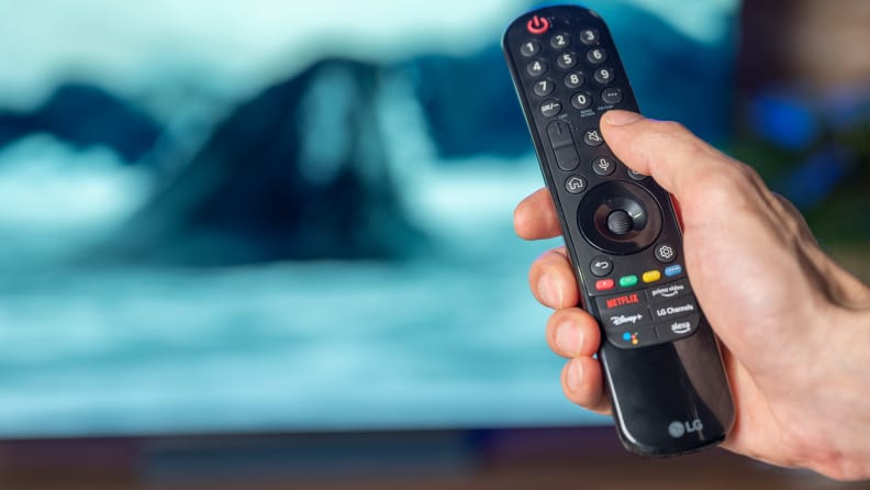 Tivi LG C1 và C2 đều Magic Remote hỗ trợ tìm kiếm giọng nói