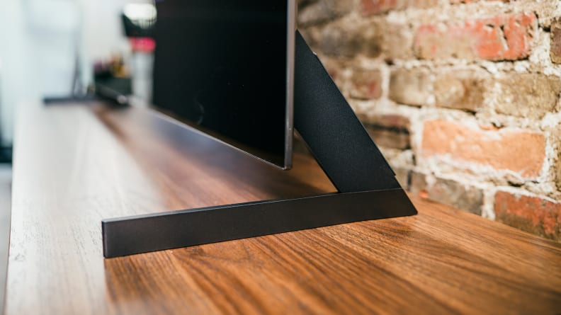 Cận cảnh chân đế tùy chọn của LG G1, được gắn vào TV từ một góc bên