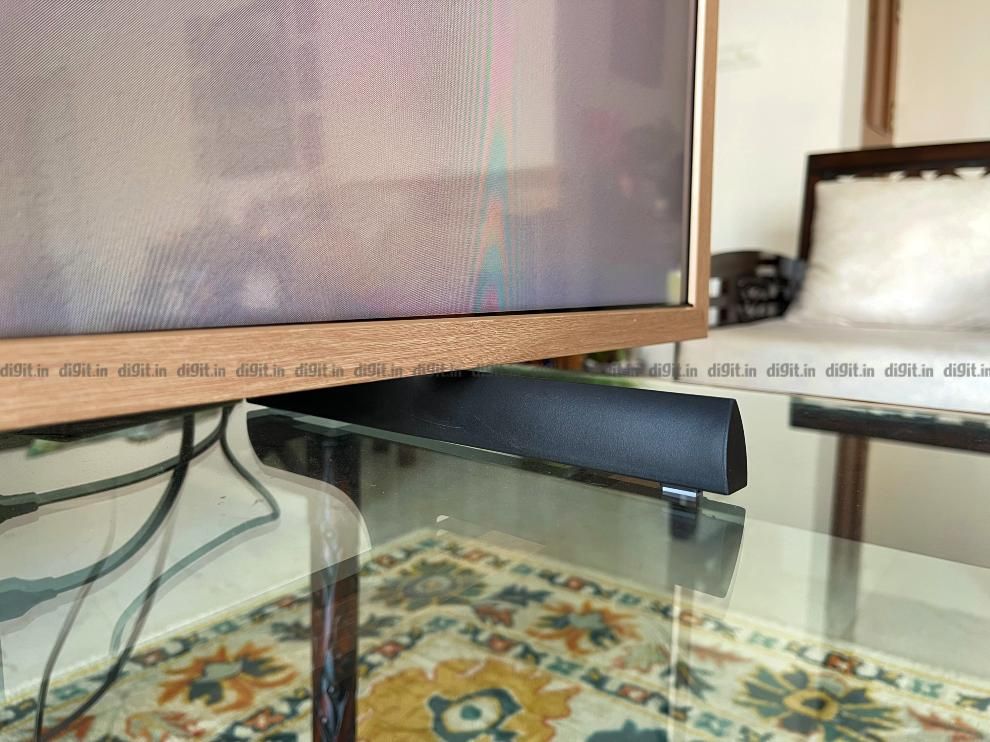 tivi Samsung khung tranh có thể được giữ trên bàn bằng 2 chân.