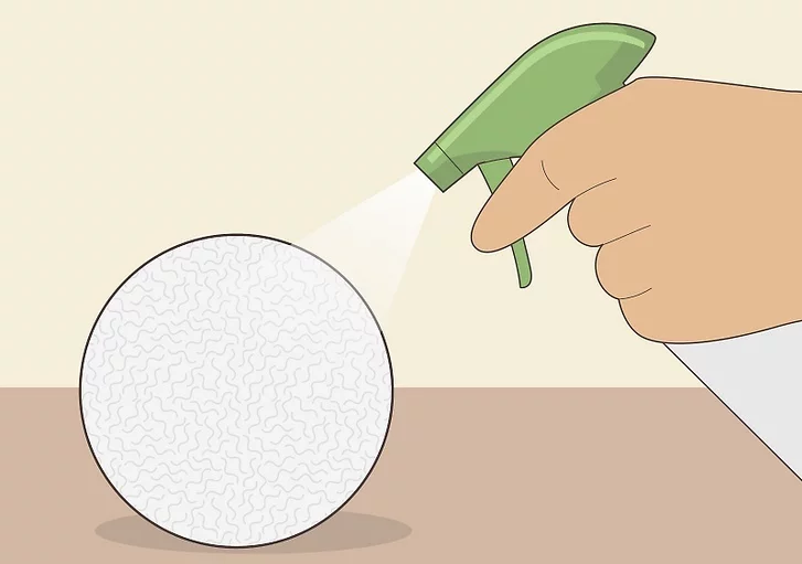 Bước 3: Xịt bóng sấy len bằng nước để tránh tĩnh điện trên quần áo