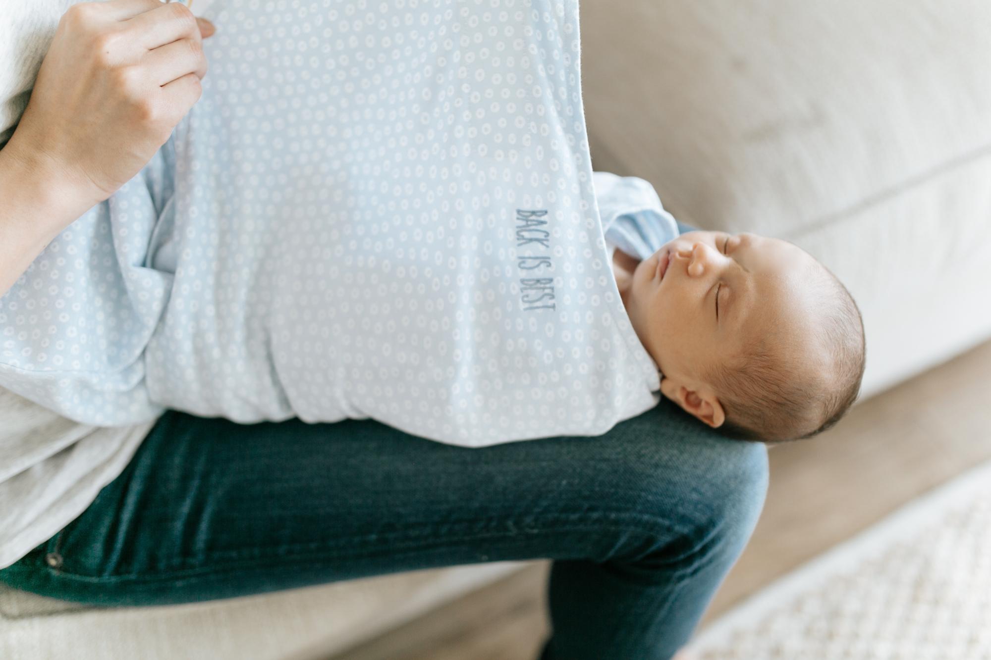 mẹ quấn em bé trong chiếc tã quầng mới được làm sạch