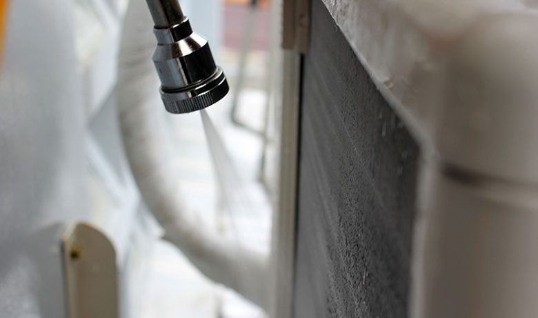 Sử dụng máy xịt để rửa điều hoà
