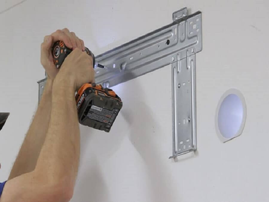 Lắp giá đỡ cho dàn lạnh trên điều hoà Inverter