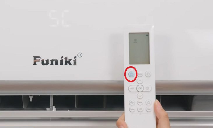 Chế độ (hút ẩm) Dry của điều hòa Funiki: Lợi ích và cách bật/tắt Nhấn nút On/off để khởi động điều hoà Funiki
