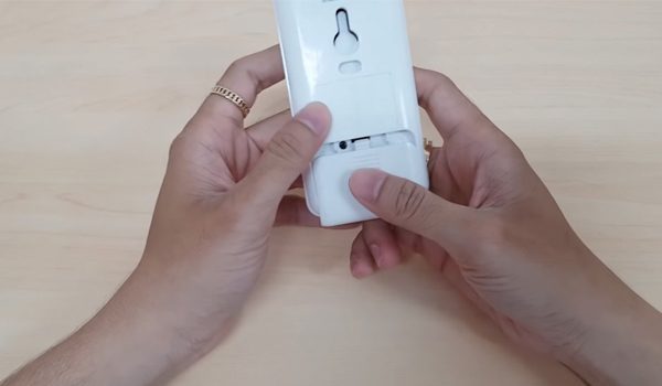 Cách thay pin remote máy lạnh Toshiba | 1,2 chiều, Inverter Bước 5: Lắp lại nắp cho điều khiển