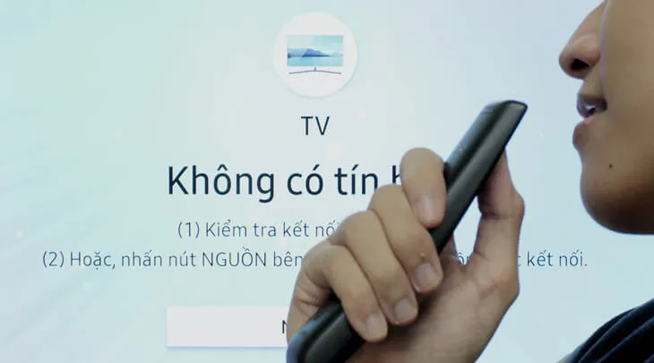 Đặt miệng gần phần đầu của remote và nói một lệnh để tivi Samsung tìm kiếm thông qua giọng nói