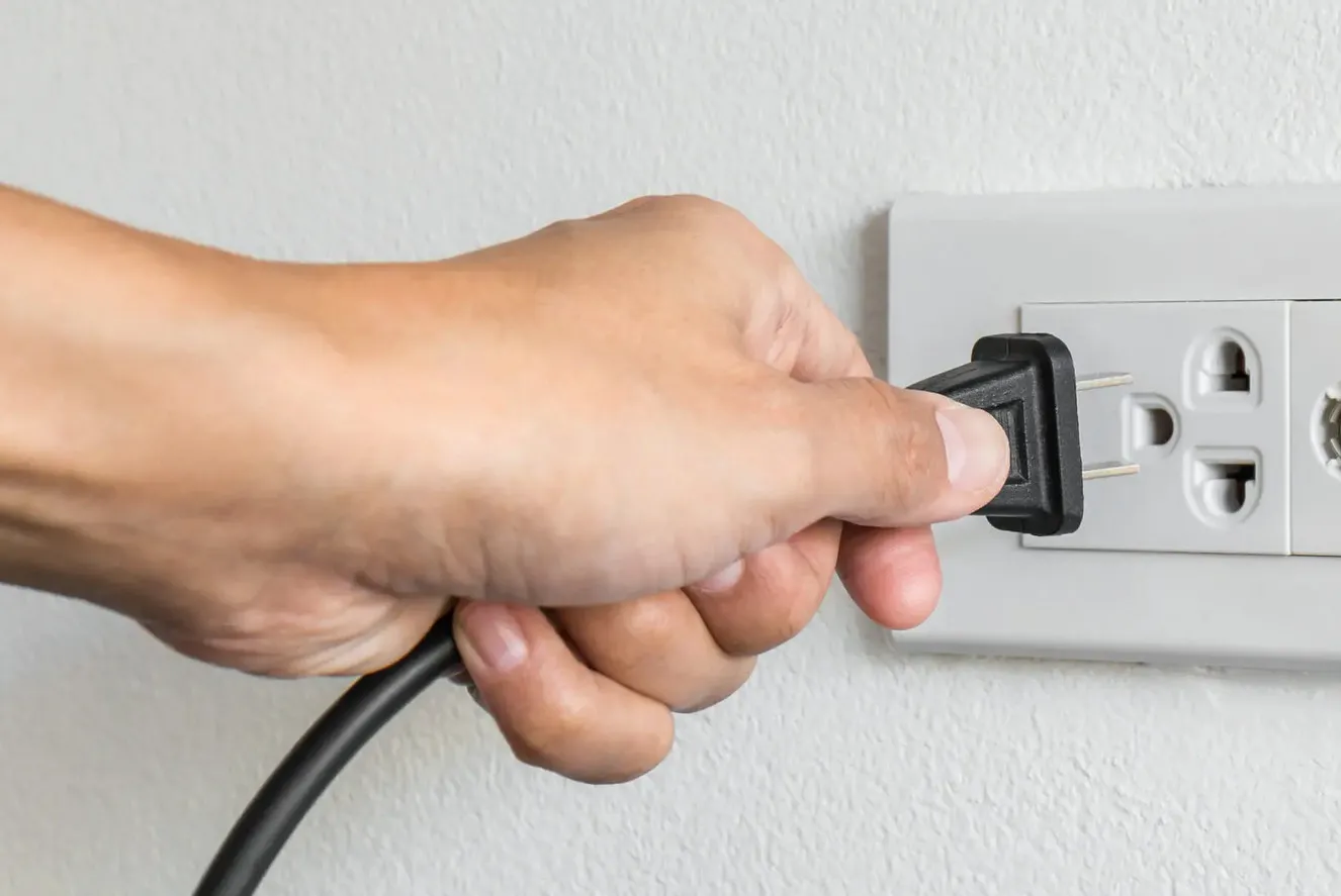 để thay dây curoa cho máy sấy Electrolux cần rút nguồn điện