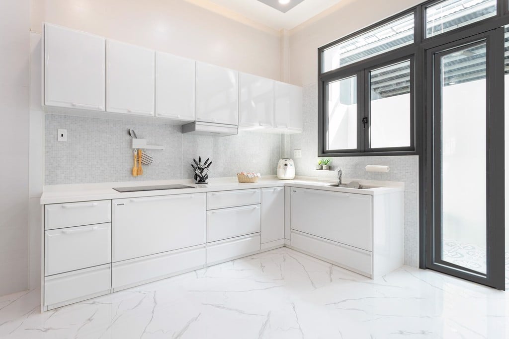 làm sạch cửa tủ bếp màu trắng