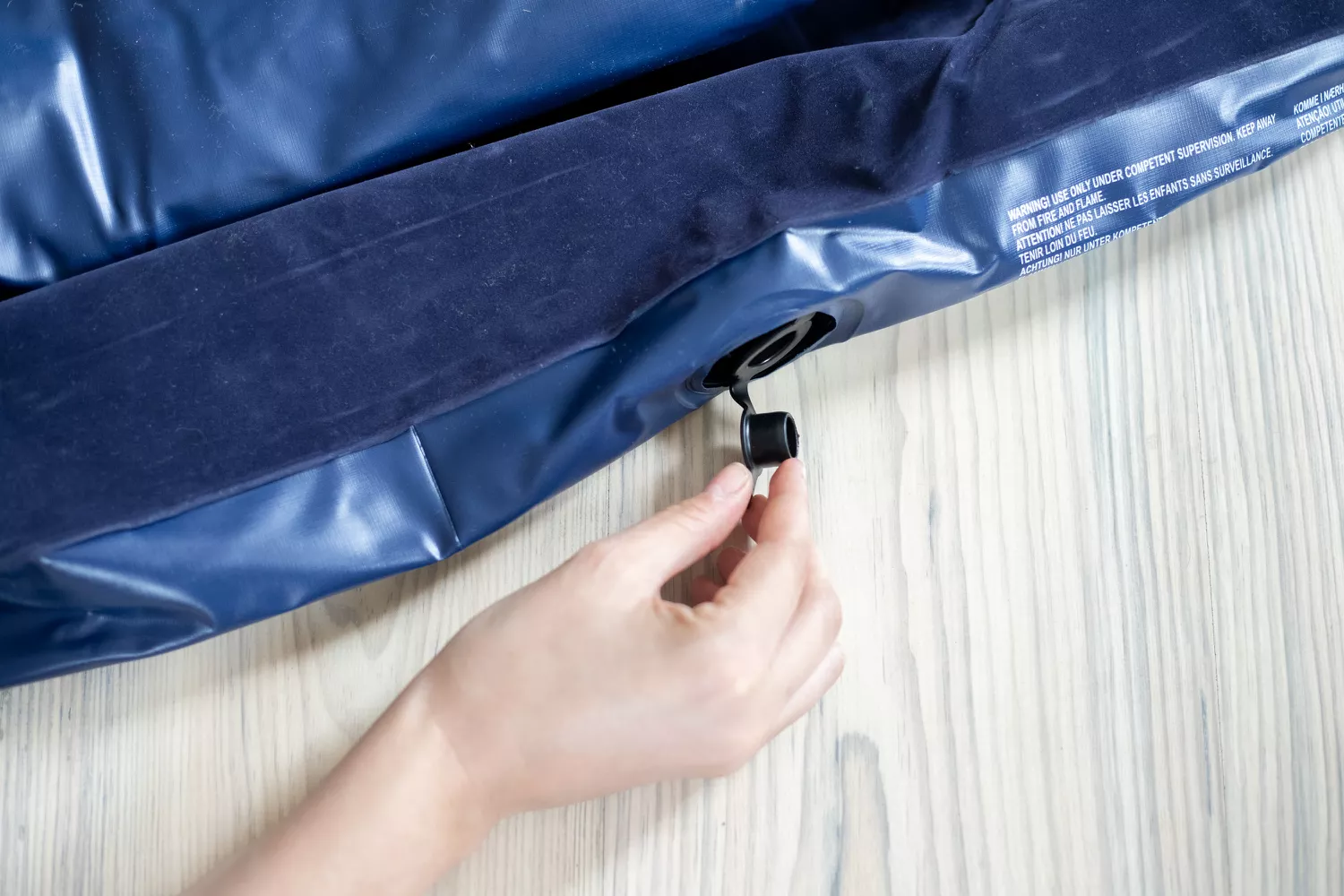 Nệm hơi xanh mở bung xẹp