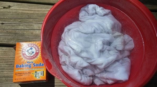 cách tẩy áo trắng bị ố vàng bằng baking soda