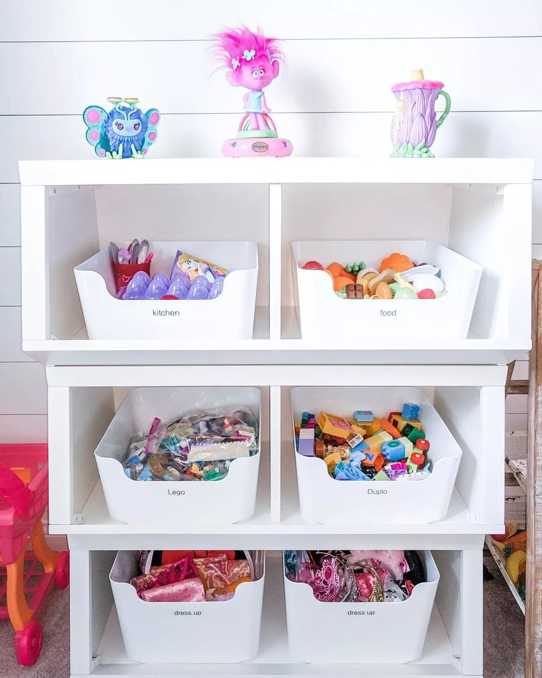 Lego và các đồ chơi khác được sắp xếp trong thùng màu trắng