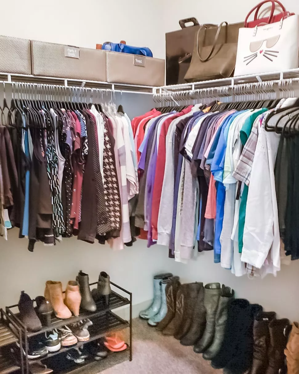 Những đôi ủng xếp dọc theo bức tường của tủ quần áo